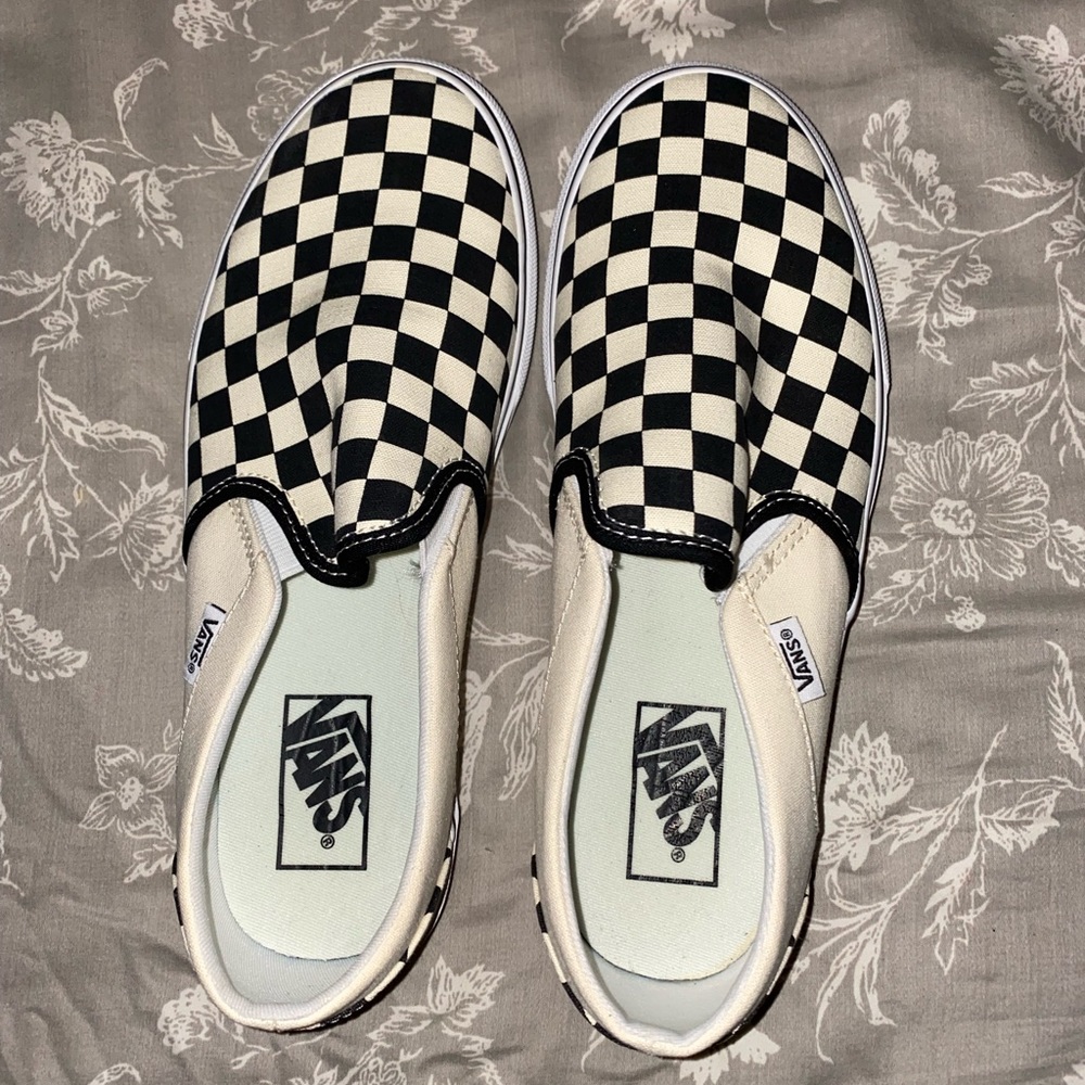 Hi! They are size 8.5 in women, brand new! Never wore them!